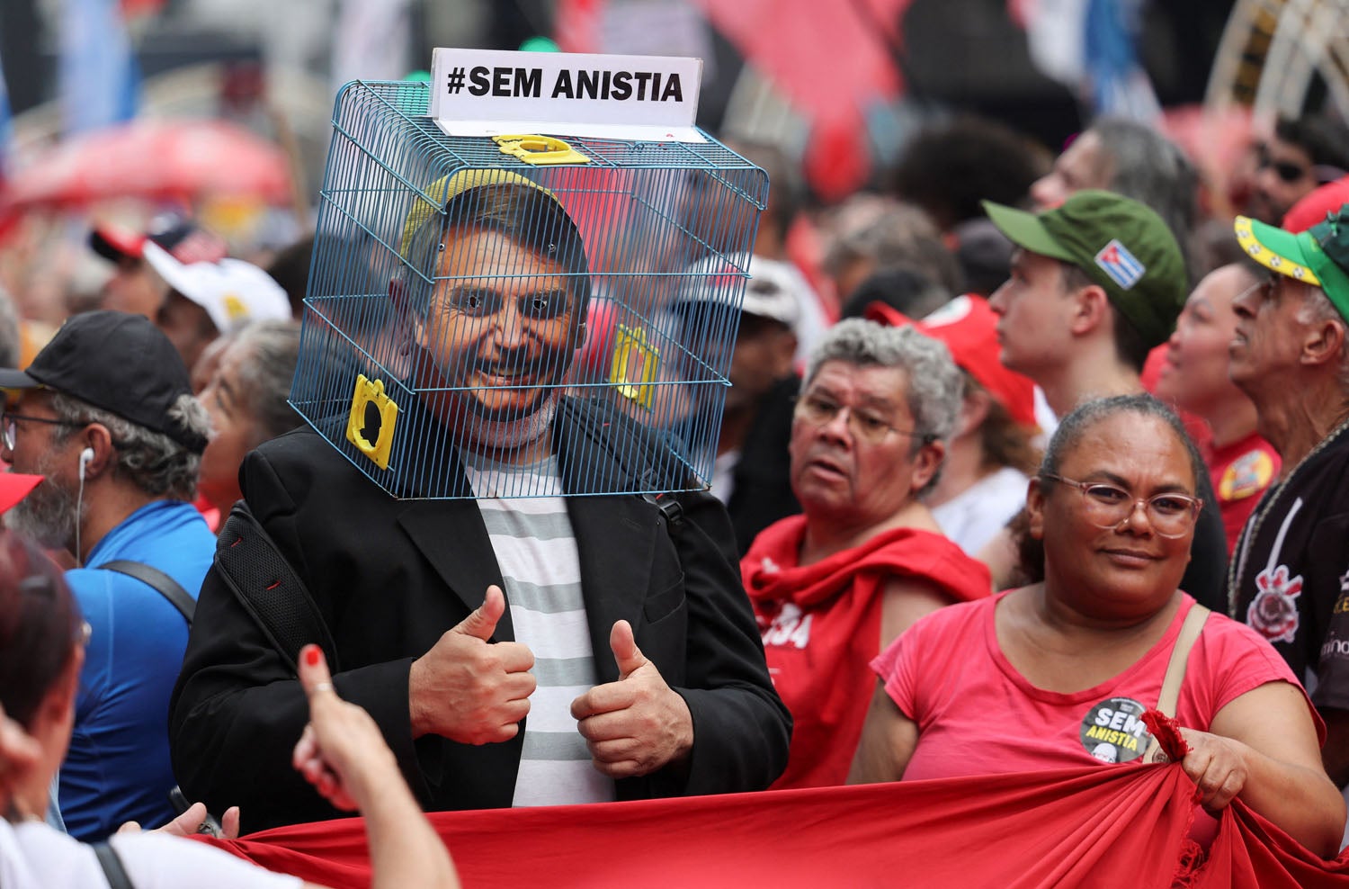 Senado brasileiro aprova projeto de lei para reduzir pena de Bolsonaro