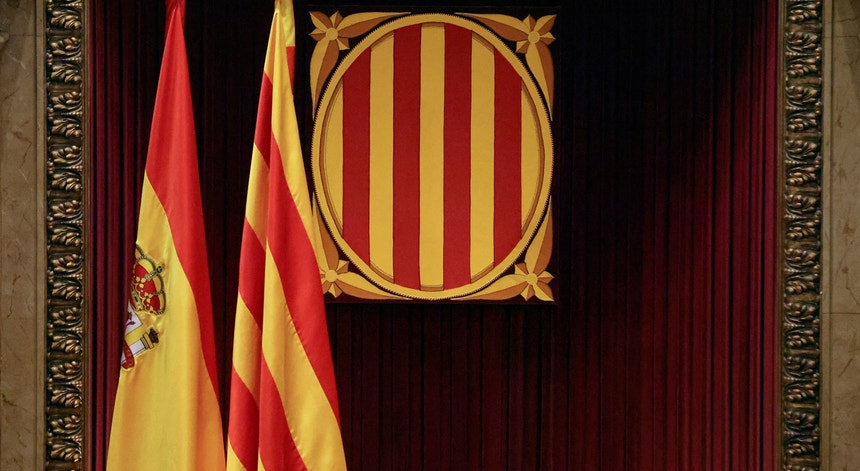 Bandeiras de Espanha e da Catalunha
