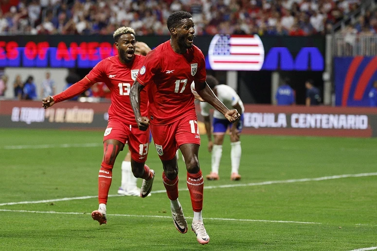 Os jogadores do Panamá festejam a vitória
