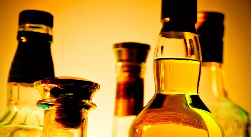 O fabrico e venda ilegal de bebidas alcoólicas começam hoje a ser julgados em tribunal
