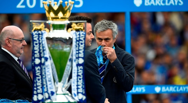 Mourinho festeja o seu terceiro título de campeão com o Chelsea
