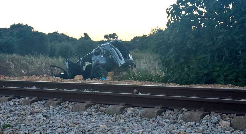 Carro abalroado por comboio na Mexilhoeira Grande faz um morto e quatro feridos graves