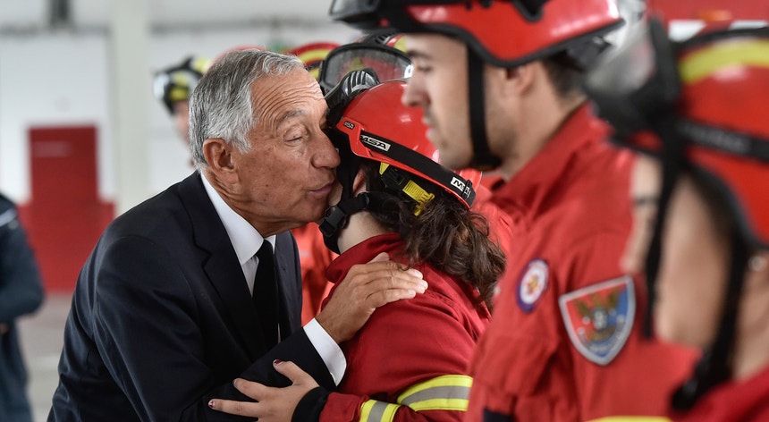 Em Nelas, distrito de Viseu, o Presidente da República voltou a agradecer o trabalho dos bombeiros
