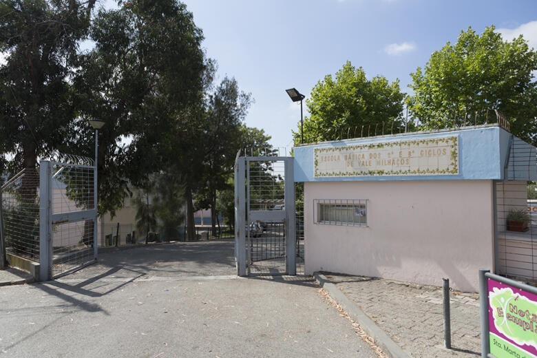 Imagem de Corredores exteriores da Escola Básica no Seixal ainda têm amianto