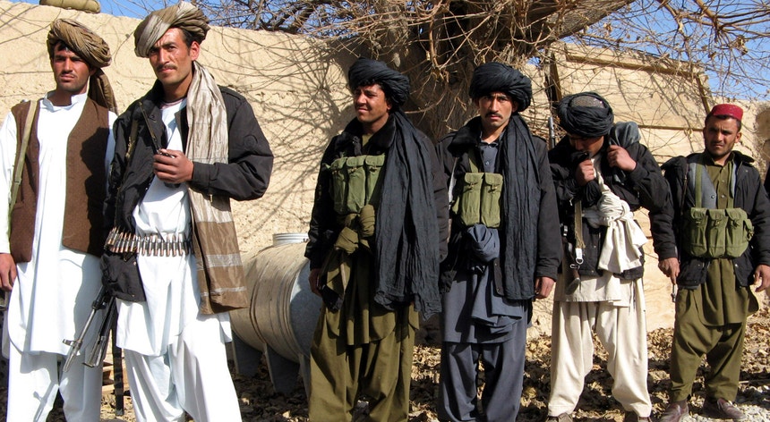 Um grupo de combatentes Taliban em 2011, quando entregaram voluntariamente as suas armas em Sangin, Afeganistão.
