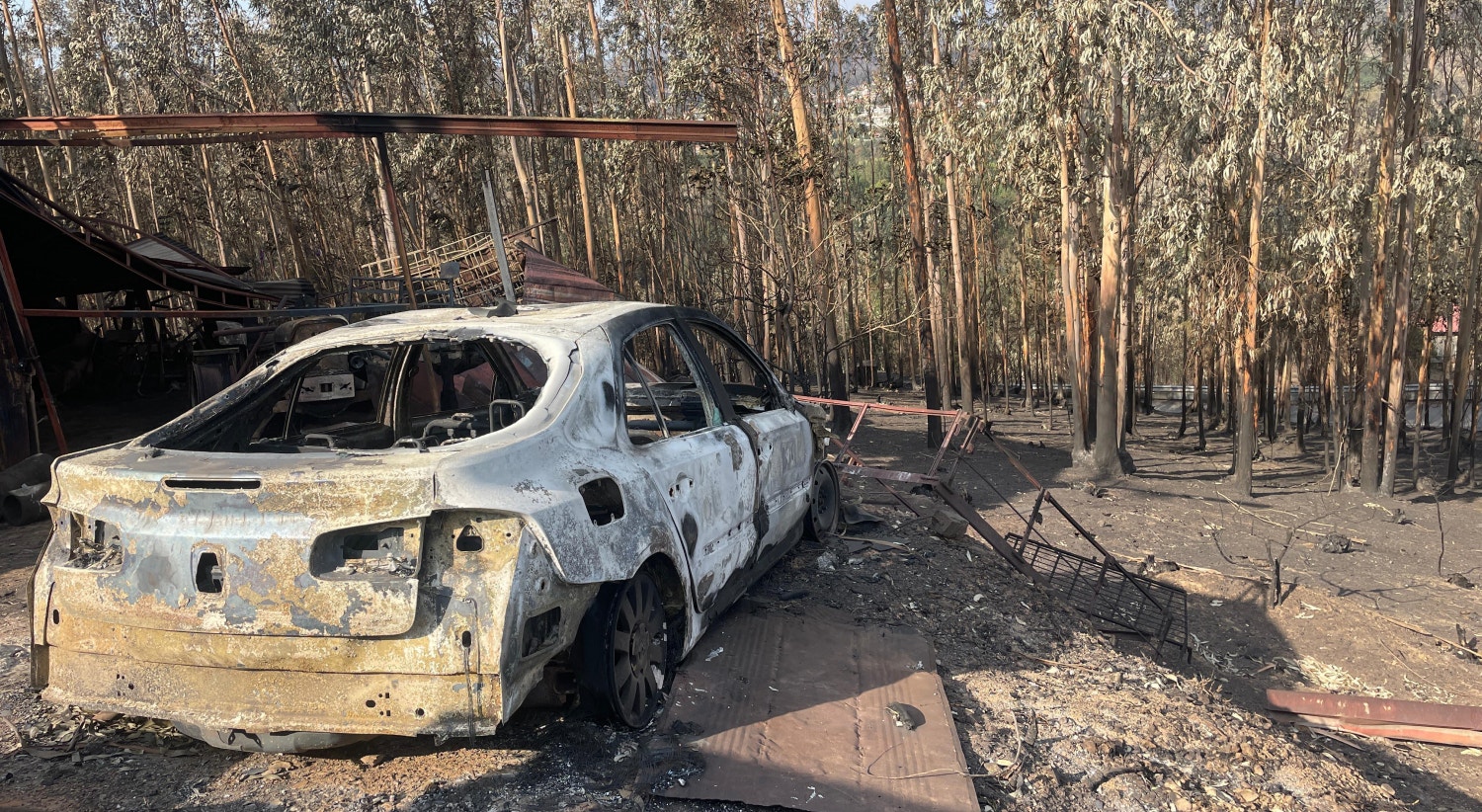  Carro destru&iacute;do em A&ccedil;ores, Albergaria-a-Velha.  / Foto: Jo&atilde;o Santos Costa - RTP 