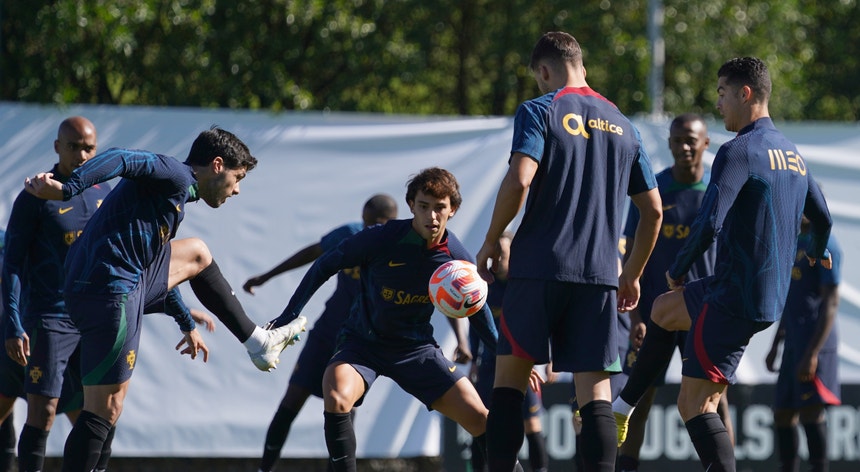 João Félix, ao centro na foto, é a novidade entre as opções de Fernando Santos para o jogo com os espanhóis
