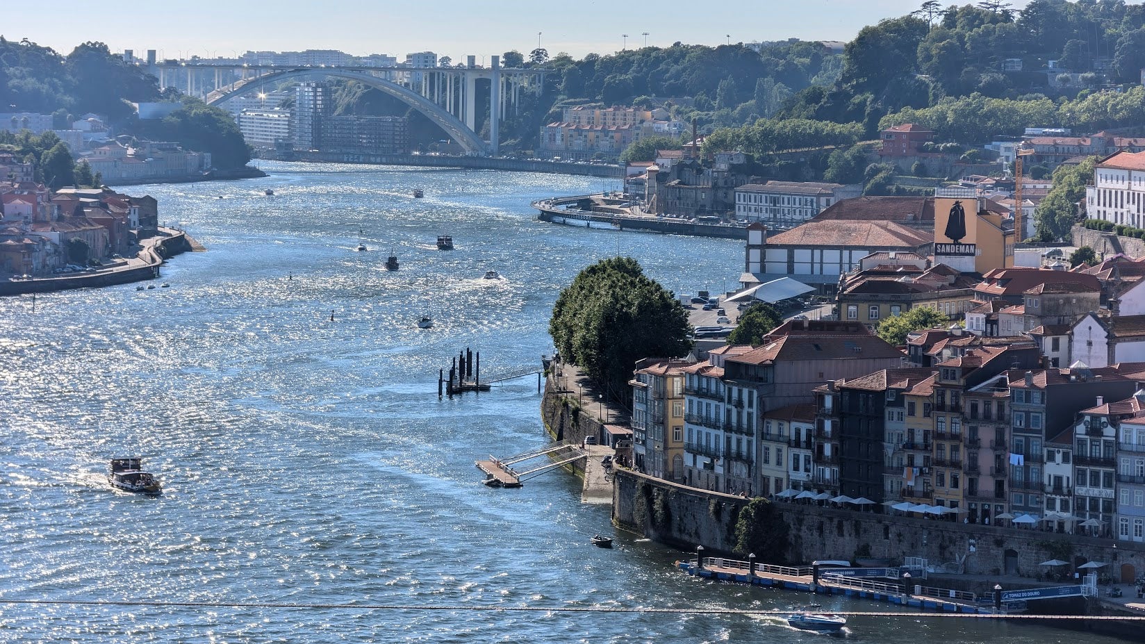 One person missing after boat sinks on the Douro River