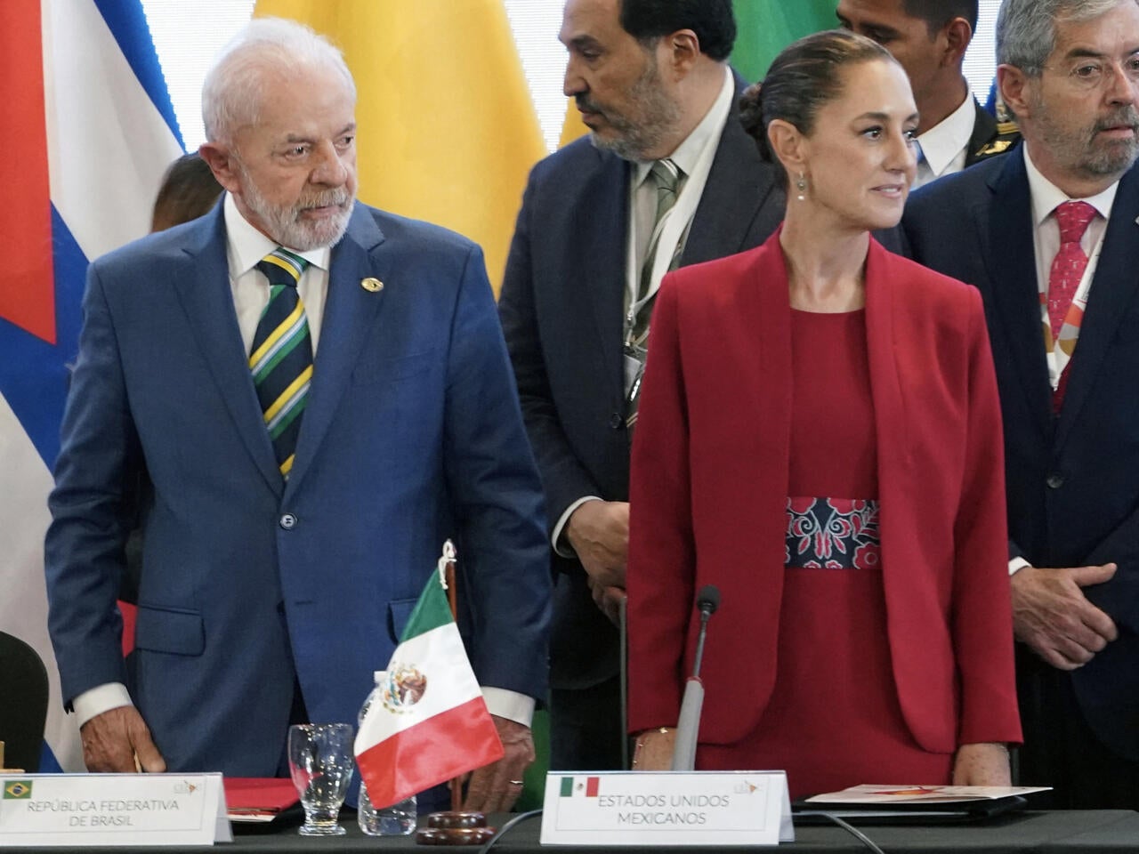 Lula e Sheinbaum criticam ingerência externa num c