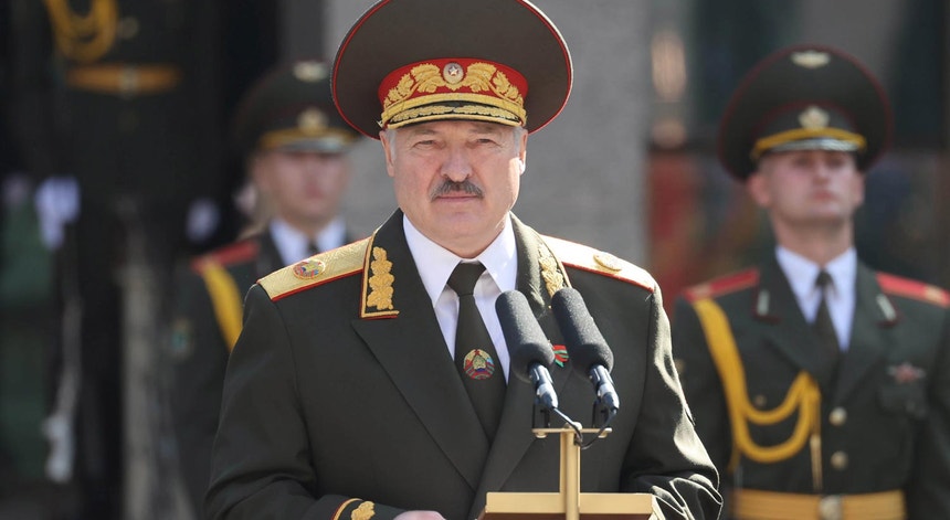 Alexander Lukachenko a 23 de setembro de 2020, em uniforme de gala ainda a lembrar a estética soviética, no dia da sua sexta tomada de posse como Presidente da Bielorrússia, não reconhecida pela oposição e pela UE 
