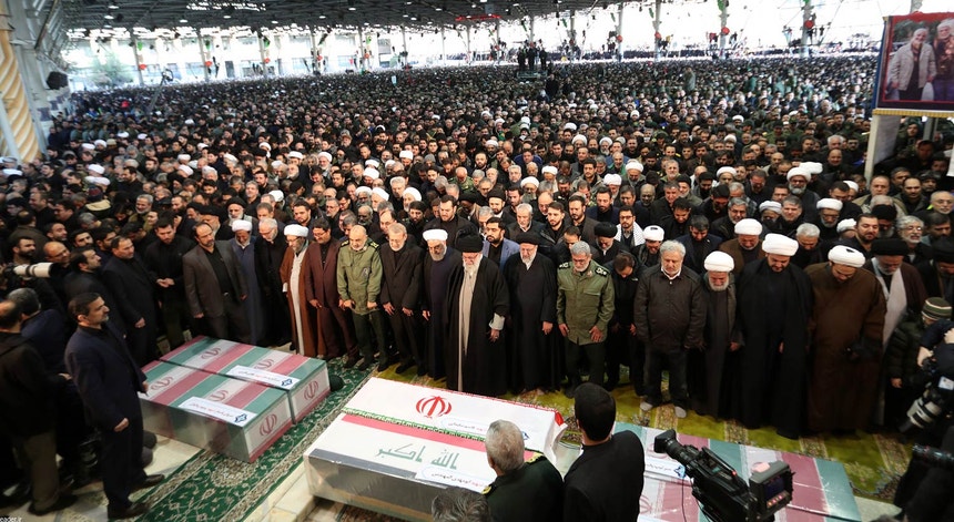 Milhares de pessoas no funeral de Soleimani
