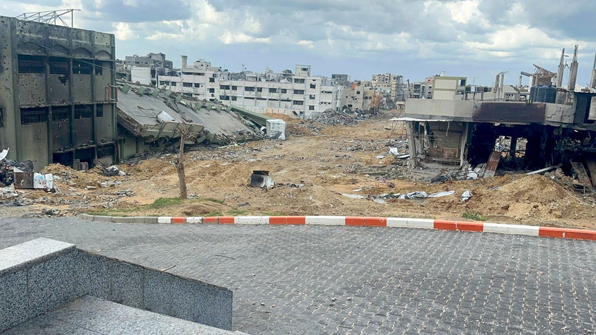 Imagem relacionada com a notícia: O hospital e edifícios vizinhos depois dos sucessivos bombardeamentos israelitas.
