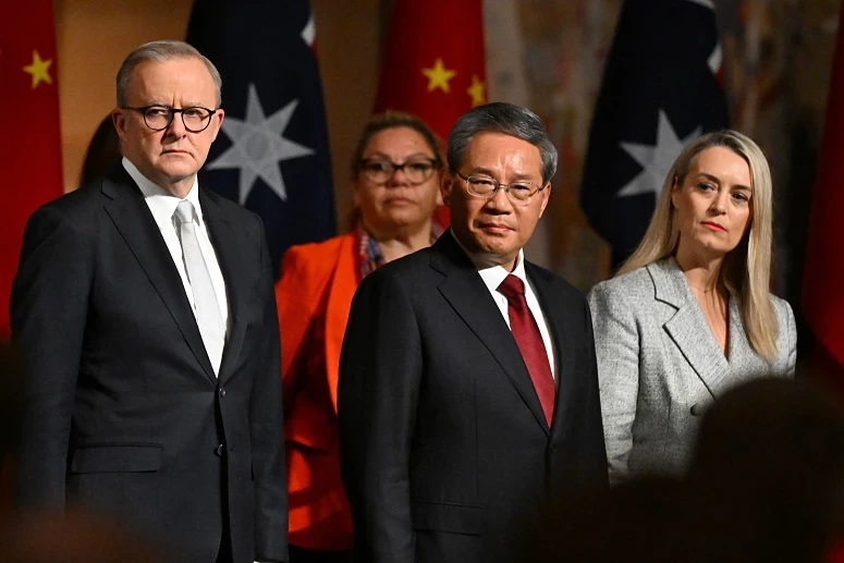 Li Qiang, ao centro na foto, reconhece a melhoria das relações entre a China e a Austrália
