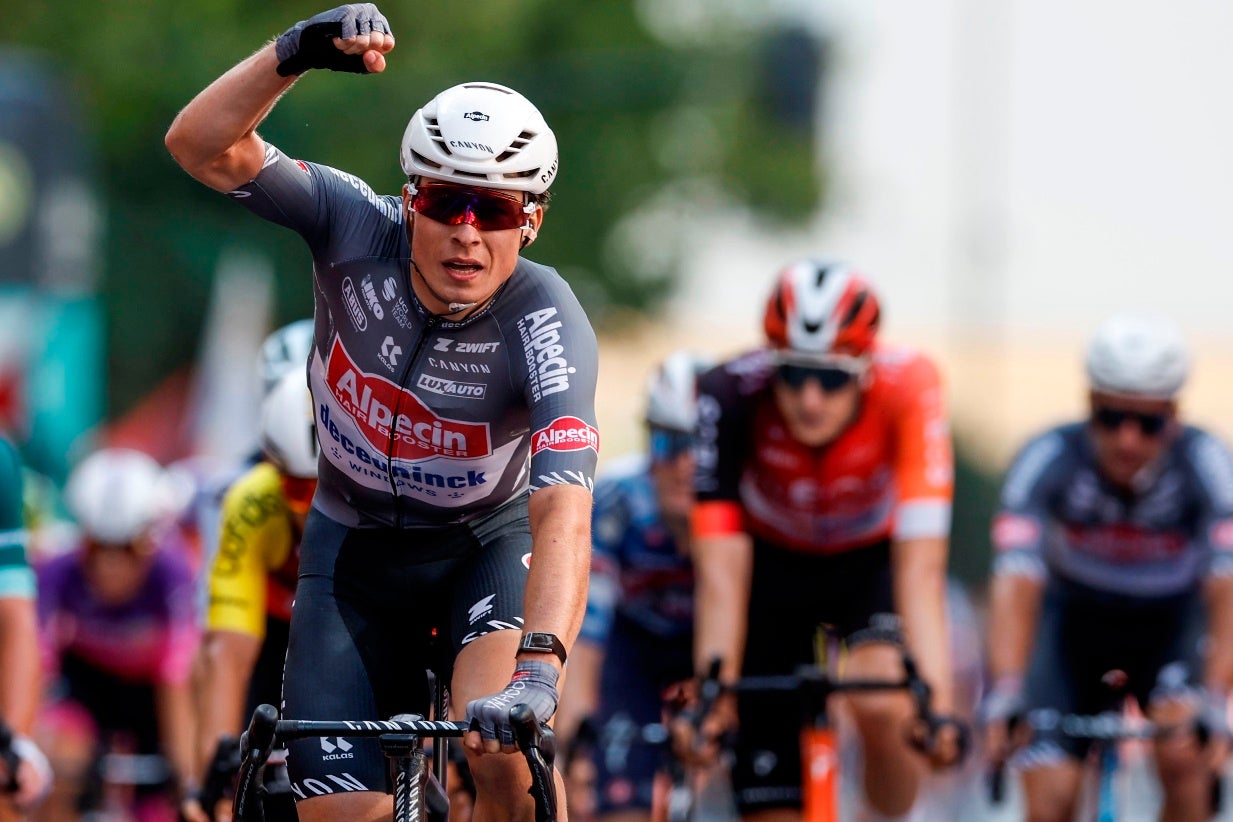 Ciclista belga Jasper Philipsen triunfa ao sprint na In Flanders Fields