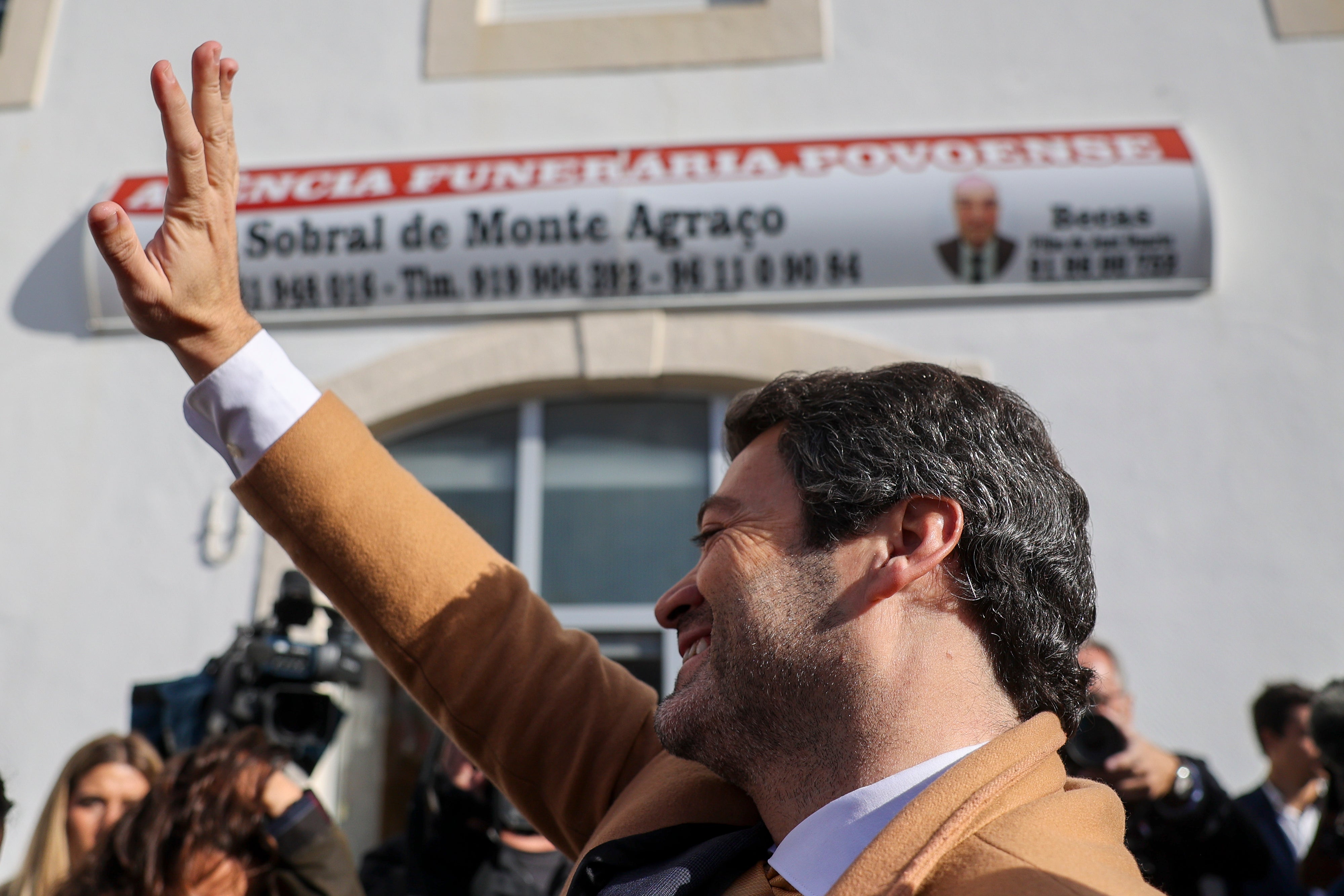 Ventura: "Let's bang the table." Cotrim de Figueiredo's vigorous 'bang' and his muted 'bang'