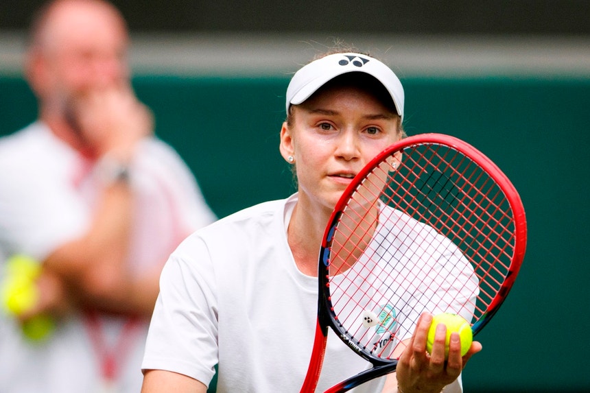 Imagem de Wimbledon. Elena Rybakina segue para a segunda ronda