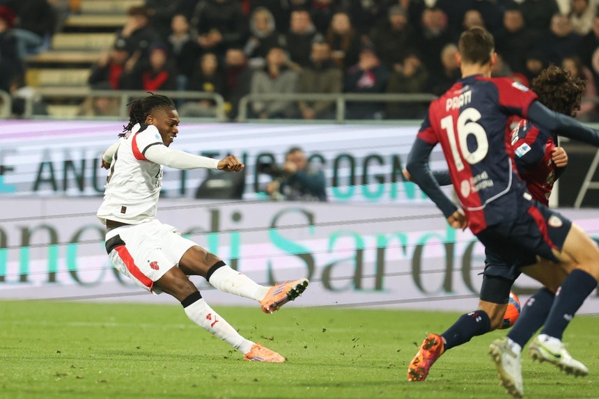 Imagem de Rafael Leão promove AC Milan à liderança provisória com golo em Cagliari