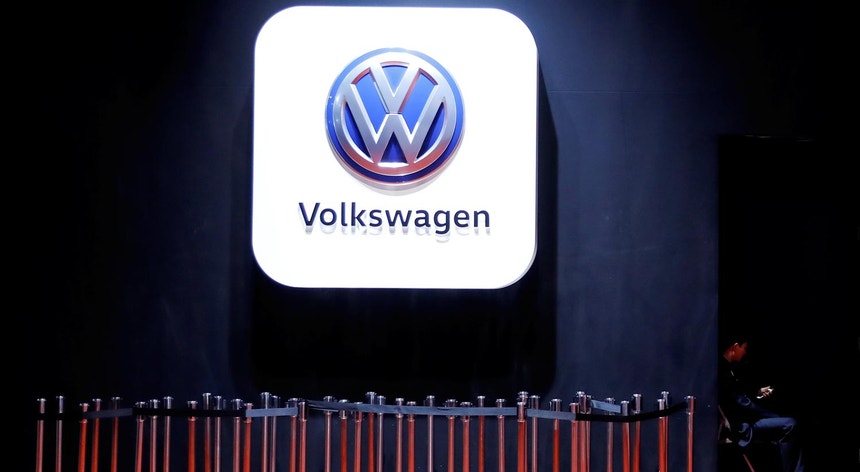 A VW terá ainda de pagar 1,5 mil milhões de dólares por importação e venda nos Estados Unidos de veículos manipulados e por fraude aduaneira
