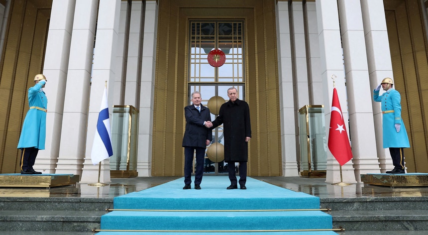 Presidente turco Tayyip Erdogan (direita da imagem) recebe o Presidente finlandês Sauli Niinisto em Ankara, na Turquia, a 17 de março de 2023.
