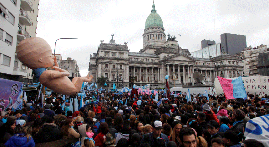 Milhares de pessoas esperaram o resultado em frente ao Palácio do Congresso, em Buenos Aires.
