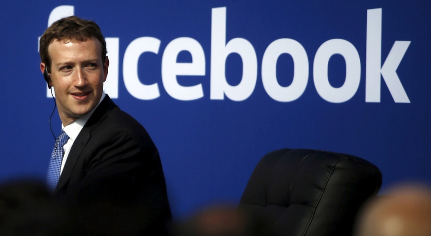 O criador do Facebook pede às pessoas que "não fiquem sentadas e chateadas" e construam novas "infraestruturas sociais".
