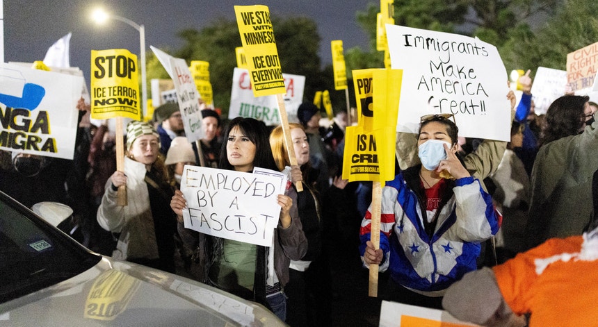 Imagem de Polícia de Los Angeles dispersa manifestantes anti-ICE com spray pimenta