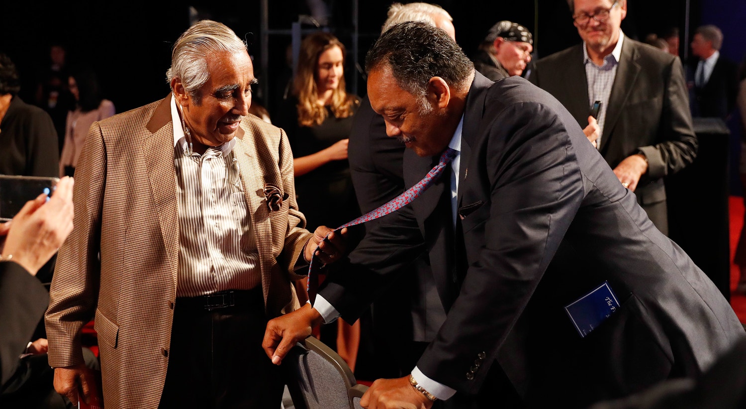  Representante dos Estados Unidos da Am&eacute;rica com o reverendo e ativista pol&iacute;tico / Foto: Justin Lane - EPA/Lusa  