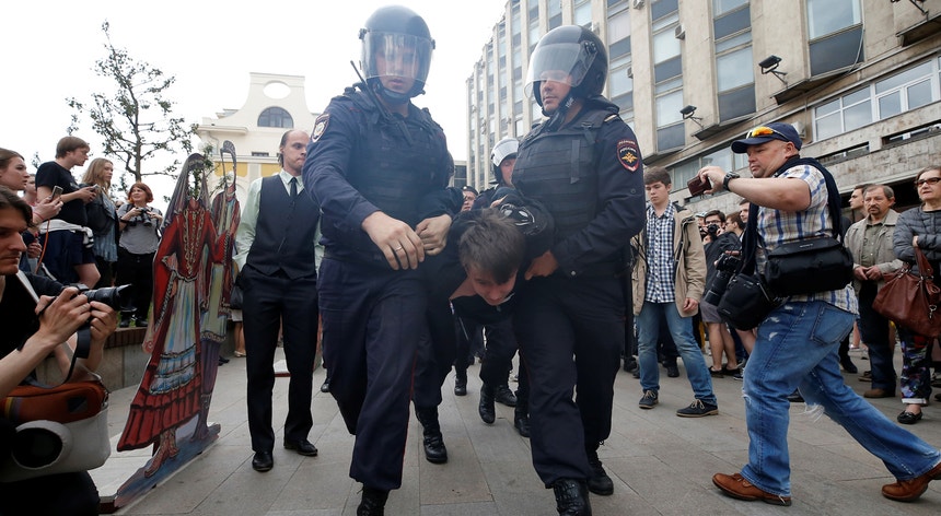 As autoridades russas detiveram pelo menos 121 manifestantes só no centro da capital, já depois de terem prendido Alexei Navalny, rosto da oposição a Vladimir Putin
