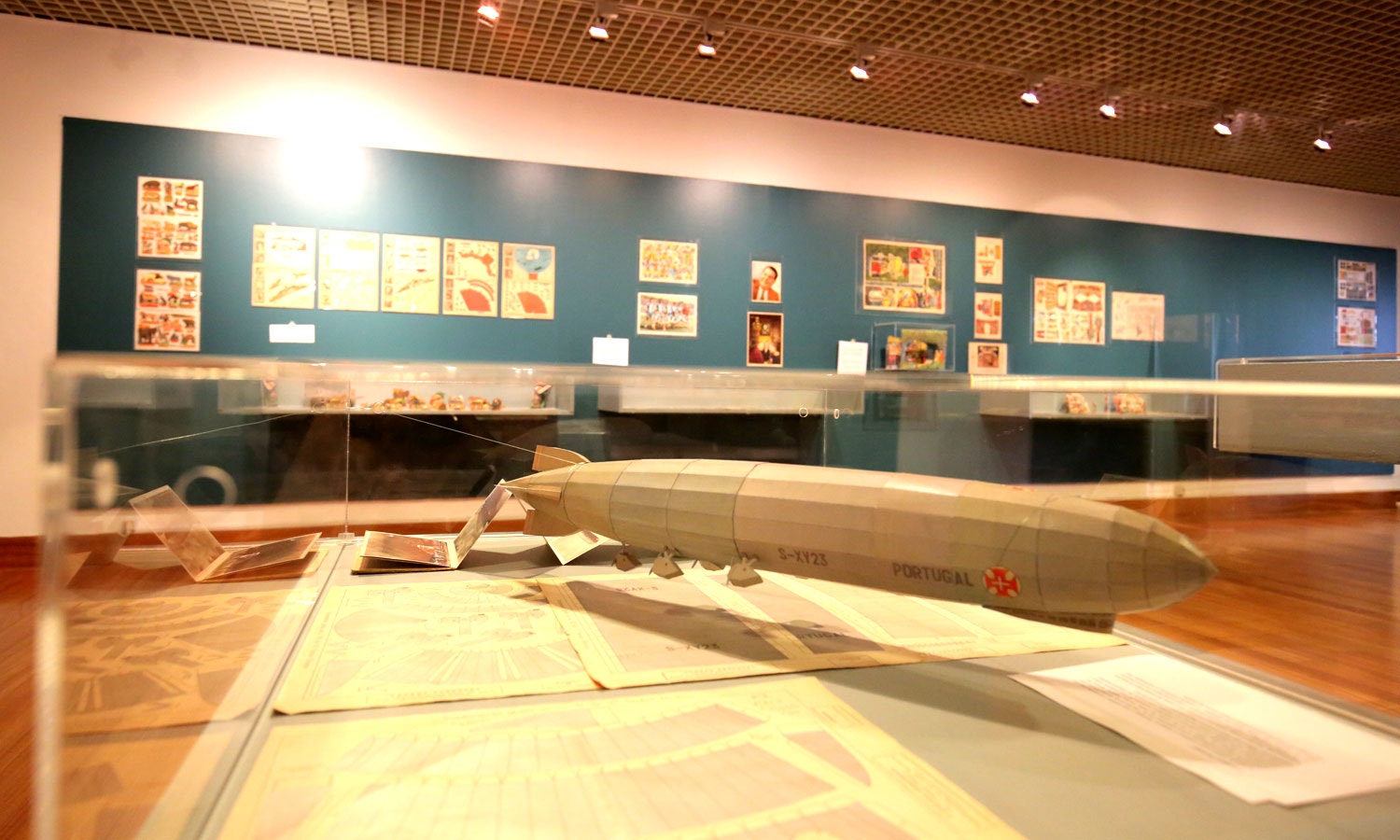  Nos anos seguintes, O Senhor Doutor, em 1933, e O Papagaio, em 1935, n&atilde;o defraudaram os seus leitores. O Papagaio ofereceu, pela primeira vez, folhas transparentes com desenhos de bordados para as leitoras, a constru&ccedil;&atilde;o do castelo de Guimar&atilde;es, num at&eacute; ent&atilde;o recorde de 16 folhas, e um livrinho com uma hist&oacute;ria completa em BD de J&uacute;lio Resende. 