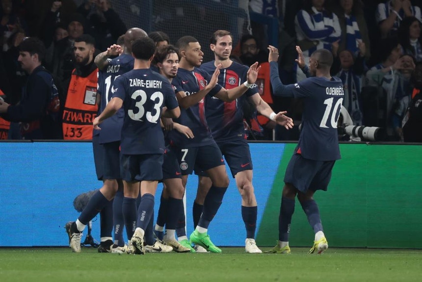 Os jogadores do PSG festejaram o triunfo
