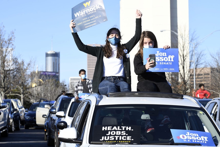 Apoiantes democratas em Atlanta, na Geórgia, durante o comício do Presidente-eleito, Joe Biden, em apoio aos dois candidatos do Partido Democrático ao Senado.
