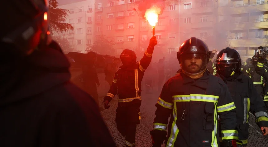 Tensão com a PSP. Bombeiros concentraram-se junto à sede do Governo