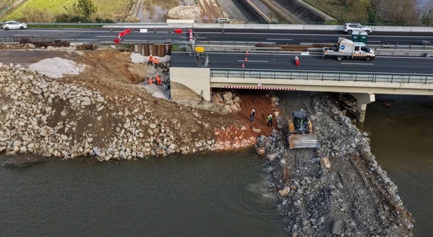 Imagem de Acaba de reabrir a autoestrada A1 em Coimbra