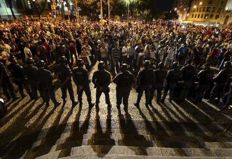  Manifestantes e policia frente a frente, em Belo Horizonte, 22 de Junho de 2013. Alexandre C. Mota / Reuters 