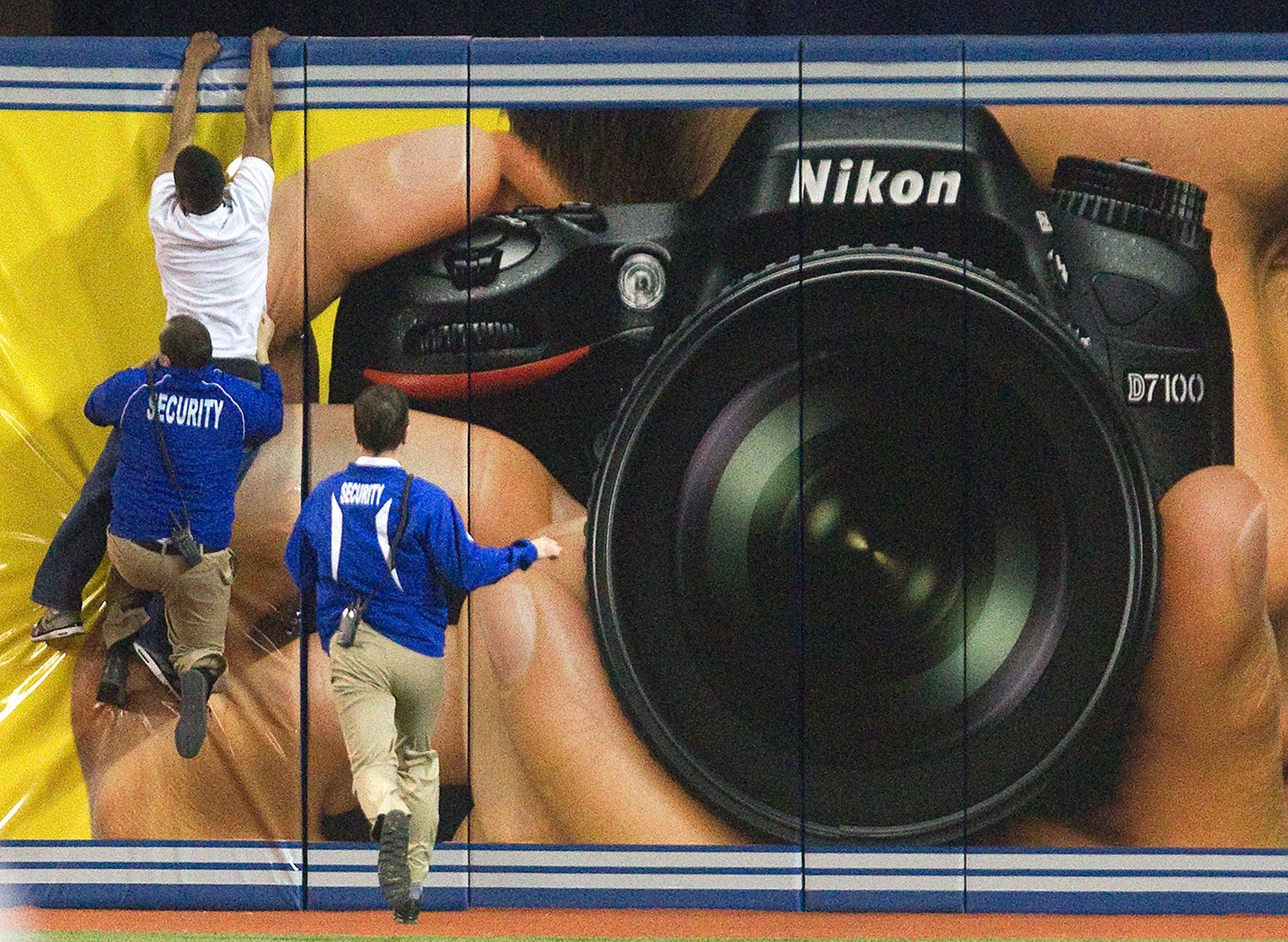  O invasor correu para o campo de jogo, deslizou para a segunda base e tentou fugir no jogo de basebol entre Toronto Blue Jays e Boston Red Sox em 2013 /Fred Thornhill - Reuters 