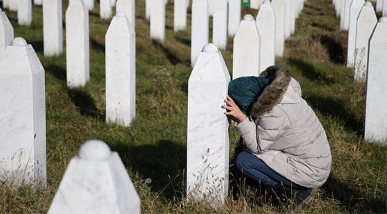 No Memorial de Potocari, perto de Srebrenica, uma mulher emociona-se junto às sepulturas de familiares (fotografia: Dado Ruvic - Reuters)