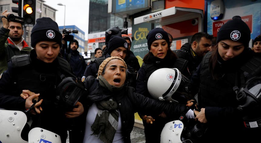 Protestos em Istambul contra a ofensiva turca. Foto: Umit Bektas - Reuters