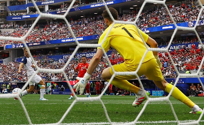 Imagem de Relógio suíço acordou tarde mas bateu a Bósnia por 4-1