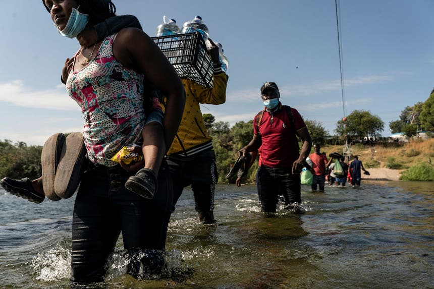 Mais de 10 mil migrantes haitianos juntaram-se entre 16 e 17 de setembro de 2021 sob a ponte de Del Rio, sobre o Rio Grande, na fronteira entre o México e o Estado norte-americano do Texas Foto - Reuters