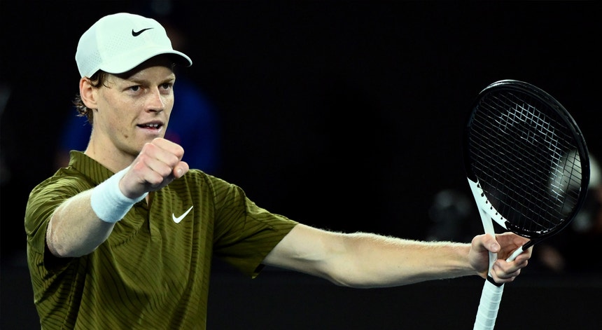 Sinner marca encontro com Djokovic nas meias-finais do Open da Austrália