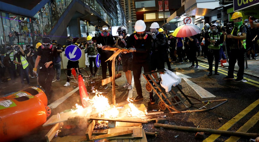 Hong Kong. China alertou manifestantes para não “brincarem com o fogo”
