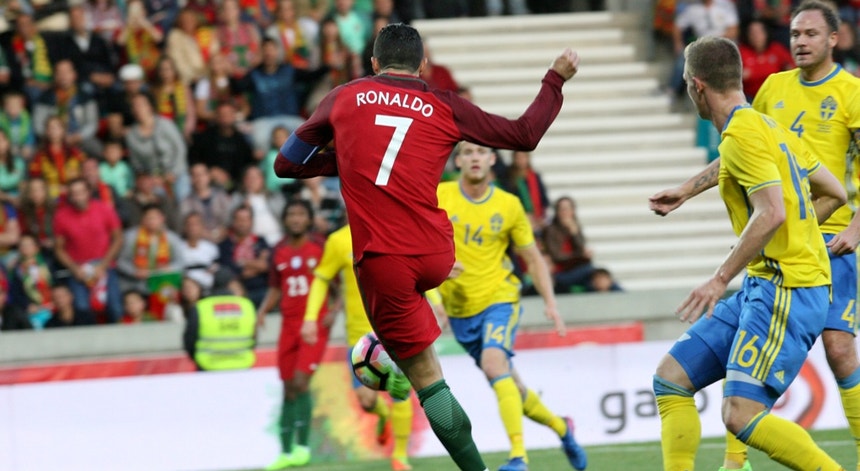 Cristiano Ronaldo marca à Suécia
