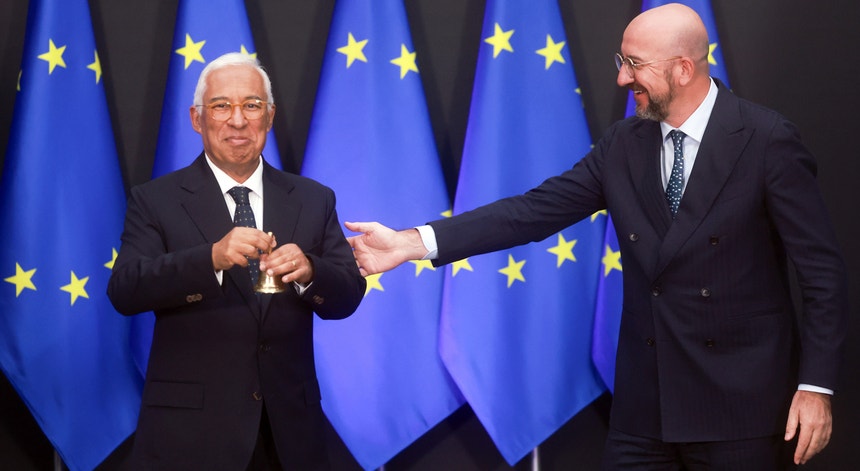 António Costa receives the bell from Charles Michel