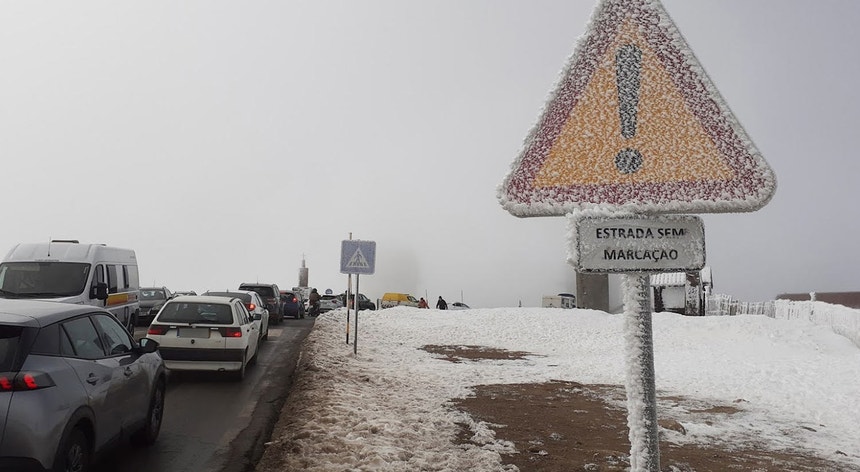 Estradas do maciço central da serra da Estrela encerradas devido à queda de neve