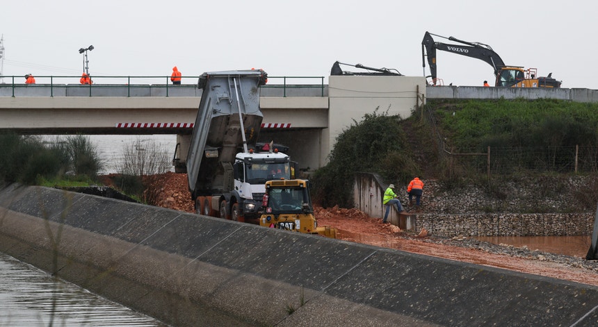 Imagem de Trabalhos de contenção provisória do dique do Mondego arrancaram