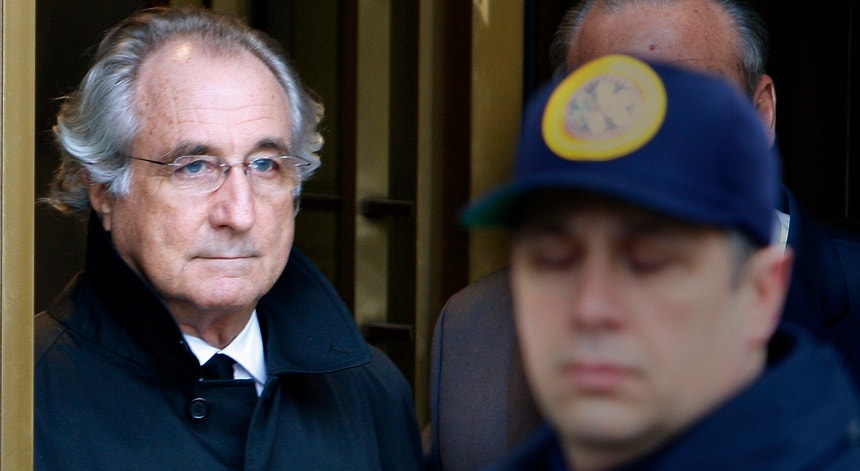 Bernard Madoff à saída de um tribunal de Manhattan, durante o julgamento, numa imagem de janeiro de 2009.
