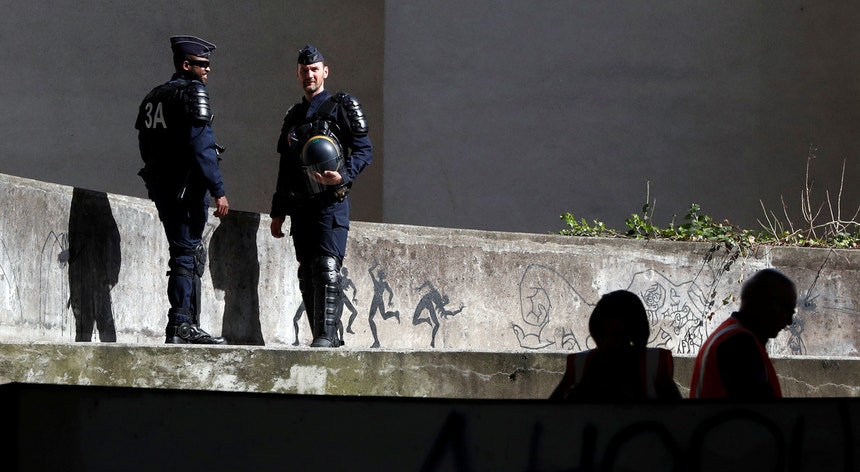 A polícia francesa é acusada de usar força excessiva em bairros mais pobres
