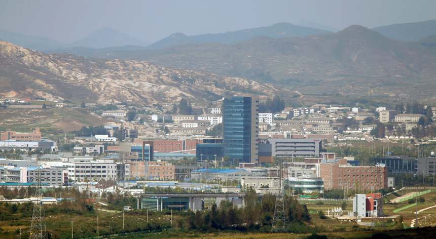 O complexo industrial de Kaesong para lá da zona desmilitarizada que divide a Península Coreana, visto a partir do observatório Dora em Paju, 55 quilómetros a norte de Seul
