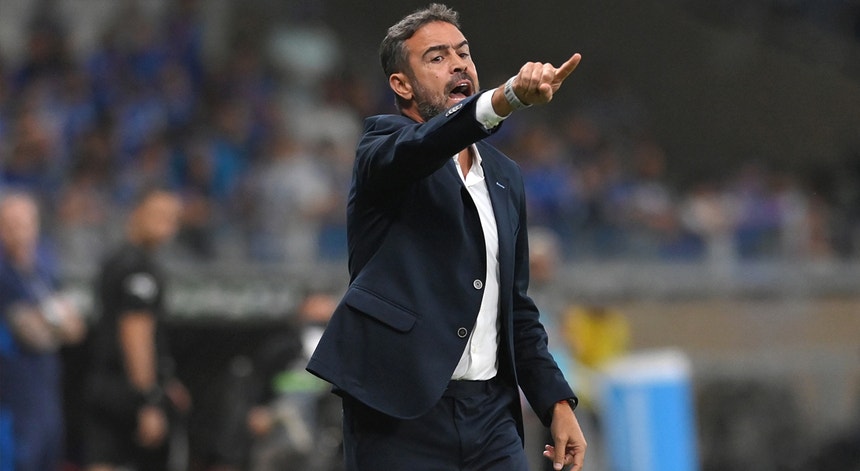 Imagem de Artur Jorge vence Luís Castro e ‘foge’ dos lugares de despromoção do Brasileirão