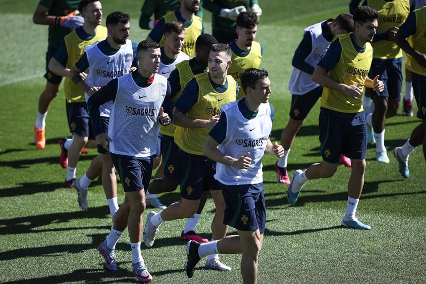 Seleção feminina realiza último treino antes de jogo com a Espanha